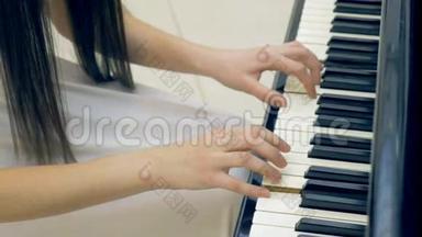 <strong>钢琴</strong>家的特写`他的手在弹<strong>钢琴</strong>。 斯坦迪卡姆。 4K.